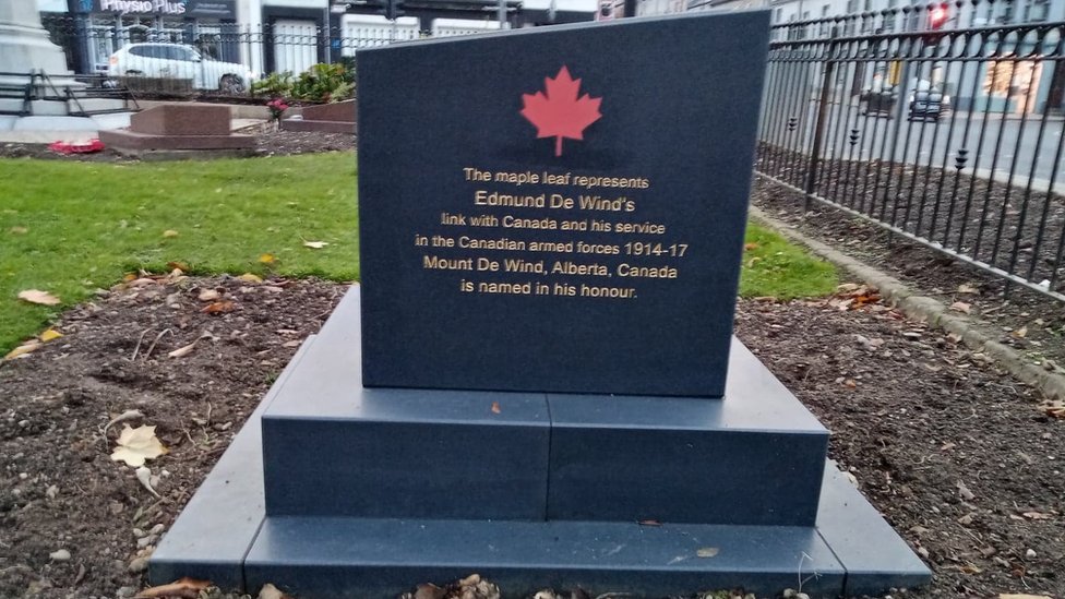 Связи Эдмунда Де Винда с Канадой отмечены на его мемориале в Comber