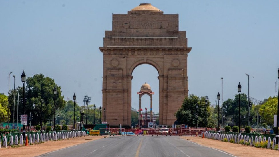 Безлюдный вид на пустые исторические ворота Индии, поскольку общенациональная блокировка продолжается в связи с очень заразным коронавирусом (COVID-19) 30 марта 2020 года в Нью-Дели, Индия.