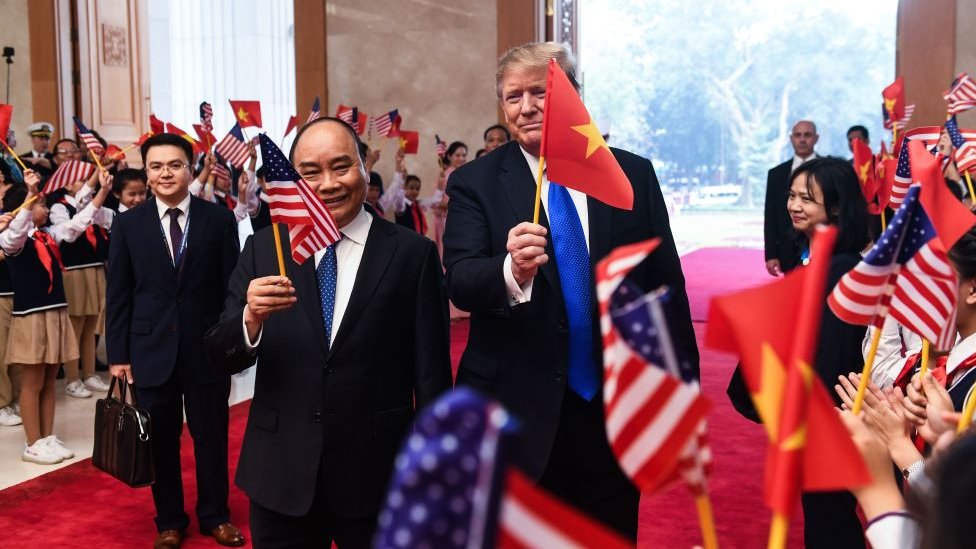 Donald Trump con el primer ministro vietnamita Nguyen Xuan Phuc