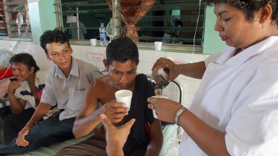 Медсестра раздает этанол жертвам отравления метанолом в Никарагуа (2006 г.)