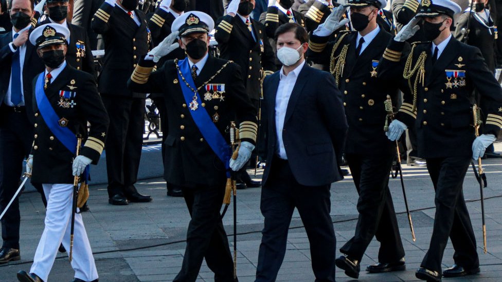 Gabriel Boric, rodeado de mandos militares chilenos, en el desfile del Día de las Glorias Navales en Valparaíso.