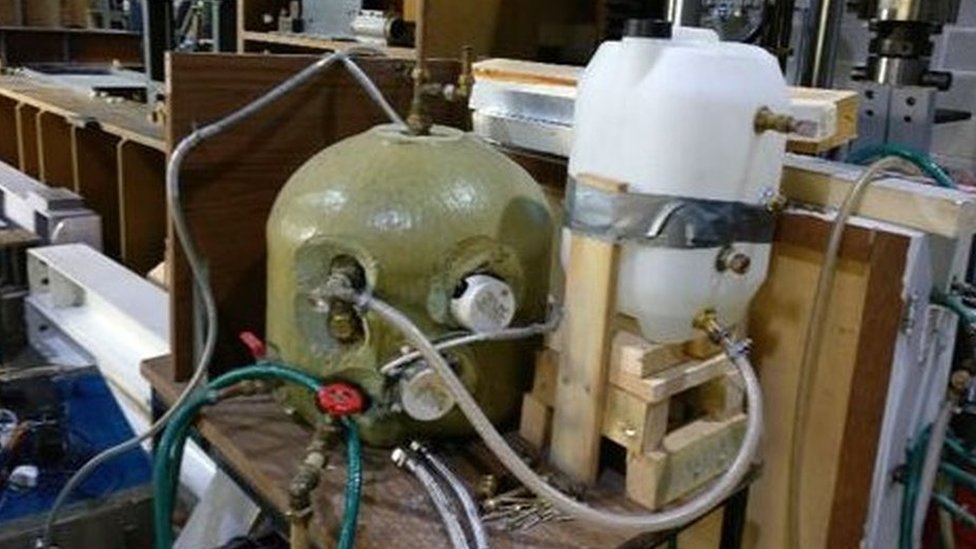 Фотография контейнера, трубок и защитной ленты в рамках эксперимента по улавливанию тепла