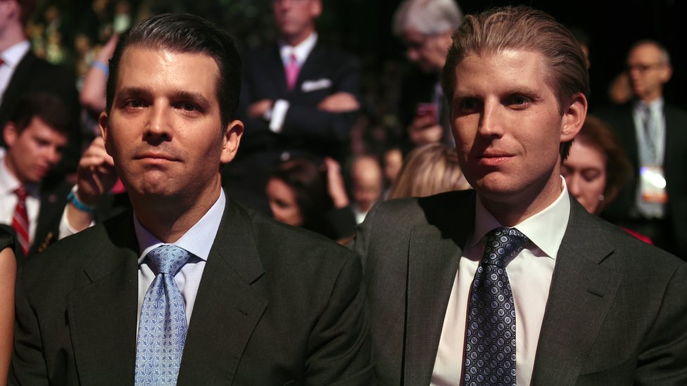 Сыновья Дональда Трампа Эрик Трамп (слева) и Дональд Трамп-младший ждут начала президентских дебатов на канале CNBC от республиканцев, 28 октября 2015 г.