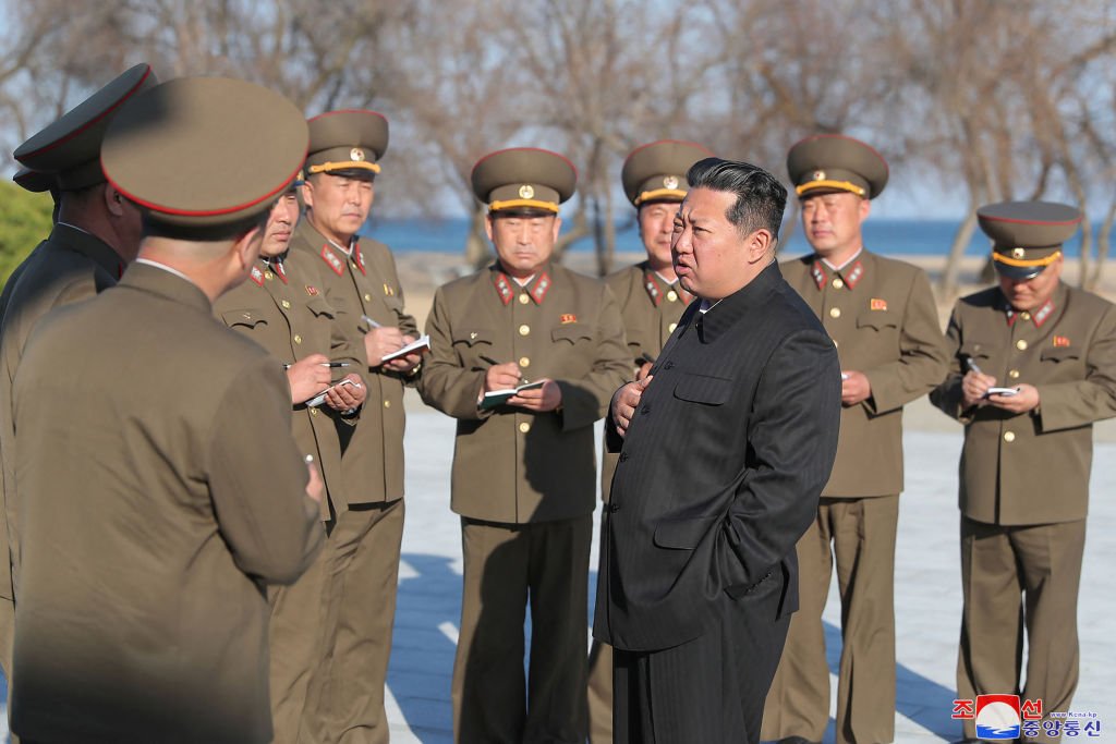 الزعيم الكوري الشمالي كيم جونغ أون وهو يراقب تجربة إطلاق سلاح تكتيكي موجه جديد في كوريا الشمالية