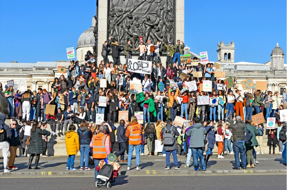 Протестующие собираются на ступенях колонны Нельсона на Трафальгарской площади