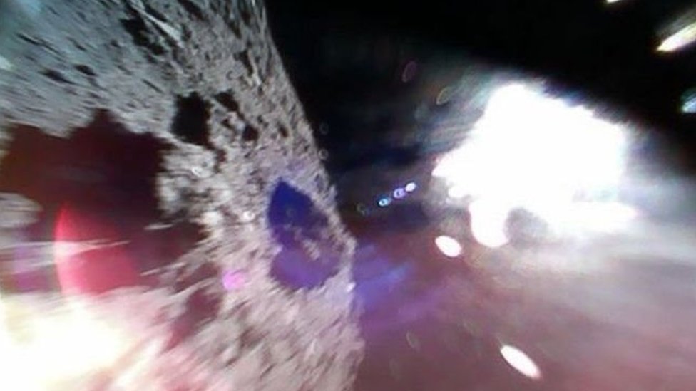 صورة التقطتها إحدى العربتين على سطح الكويكب. وتوضع المنطقة البيضاء على اليمين إلى تأثير آشعة الشمس
