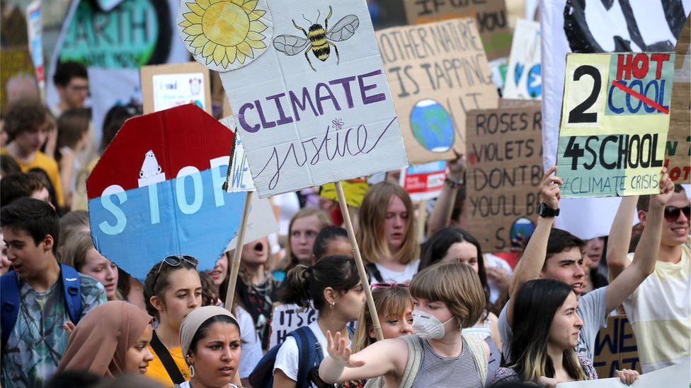 Студенты и молодежные активисты по борьбе с изменением климата в центре Лондона, на фото в мае 2019 г.