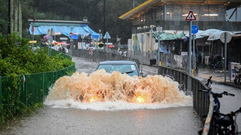 9 月 8 日，一名駕車者在香港大嶼山的洪水中行駛。