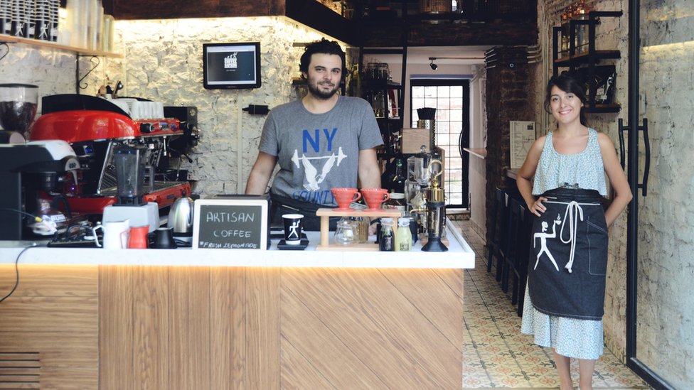 Online siparişler dolayısıyla evlerine kapanamayan sektör çalışanlarından biri de Coffee Sapiens kahve zincirinin ortaklarından İbrahim Burak Göğüş.