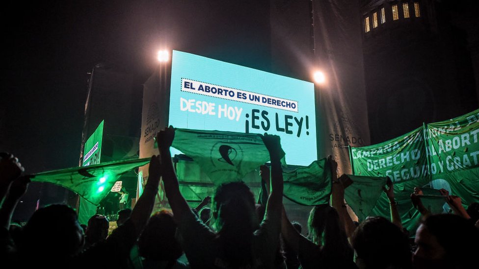 Manifestantes a favor del aborto celebran después de que se legalizara el derecho al aborto el 30 de diciembre de 2020 en Buenos Aires, Argentina.