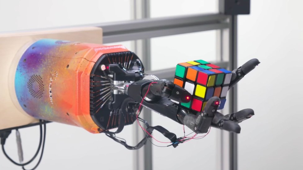 Рука робота собирала кубик Рубика в среднем за четыре минуты