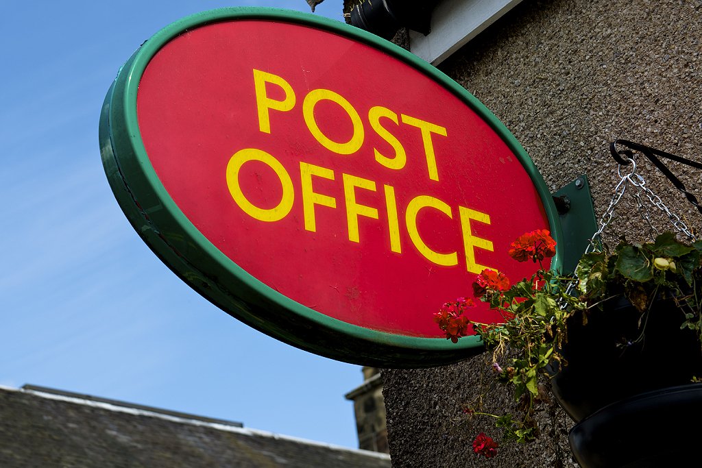 Letrero del Post Office en una sucursal