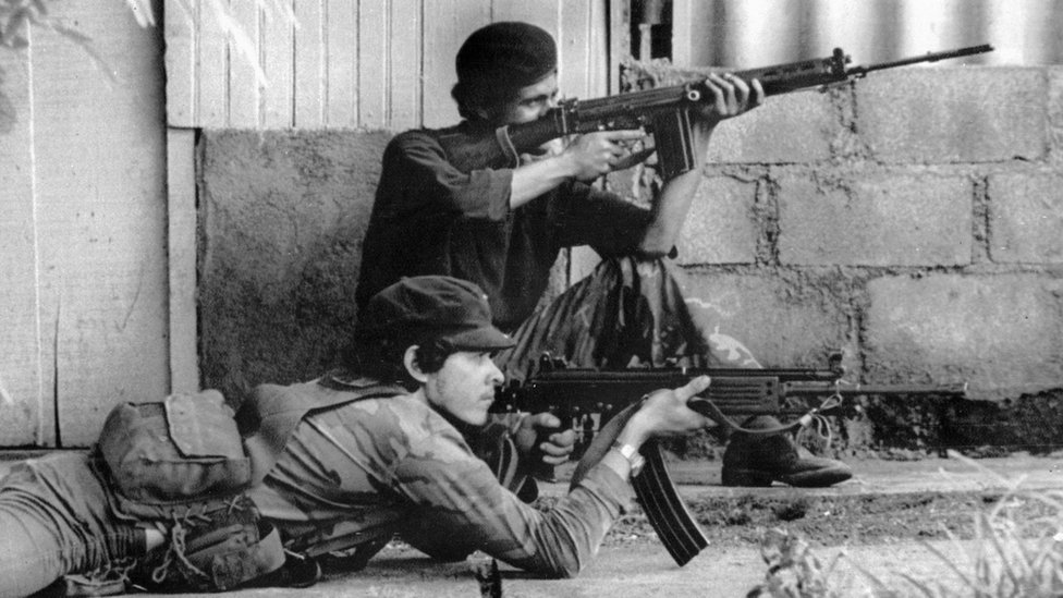 Esta foto es de 1979 muestra a dos miembros de la guerrilla sandinista tratando de repeler a las fuerzas del presidente Anastasio Somoza. Sandinistas