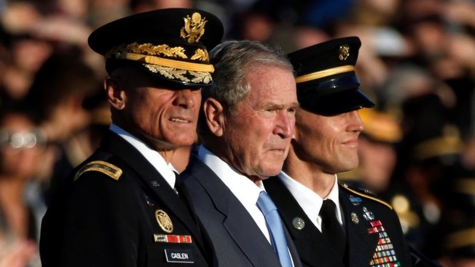 Президент Джордж Буш удостоен Премии Сильвана Тайера в Военной академии США в Вест-Пойнте, штат Нью-Йорк.