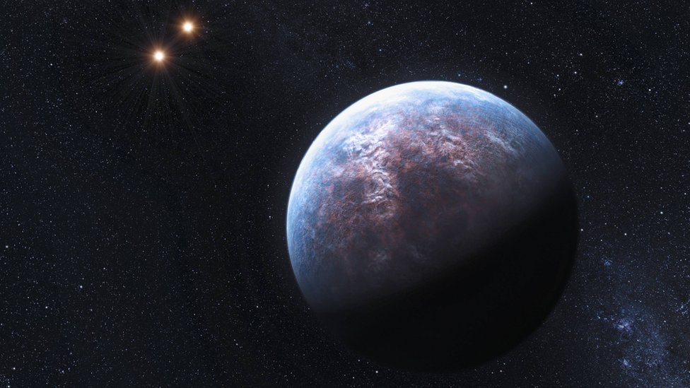 Художник изображает экзопланету, вращающуюся вокруг двойной звездной системы