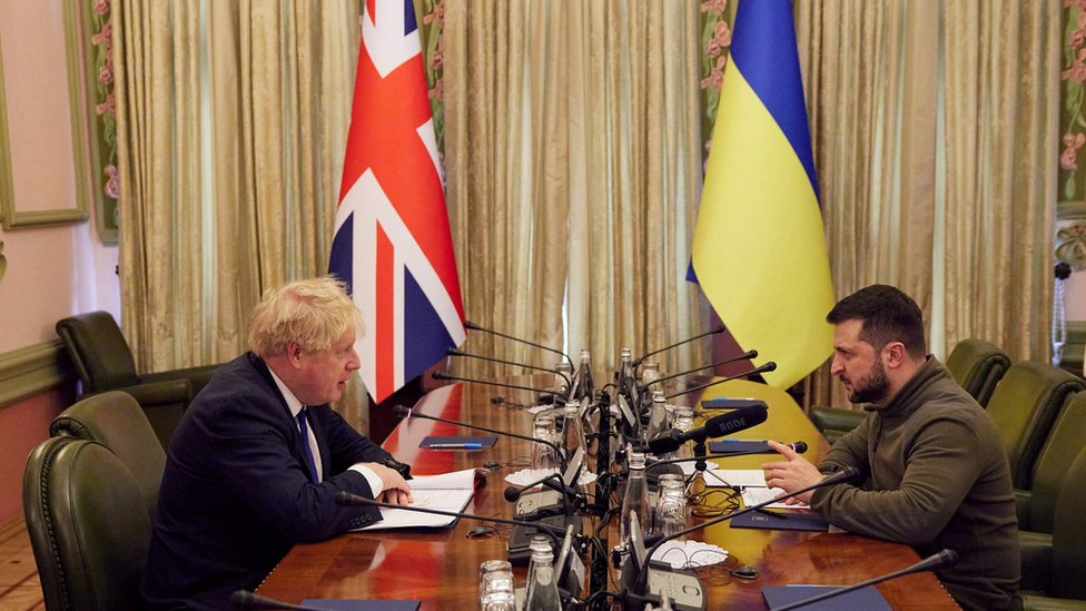 Boris Johnson e Volodomyr Zelensky em encontro em sala fechada