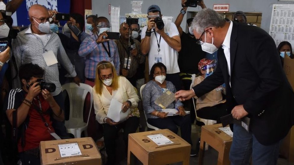 Гонсало Кастильо голосует в Санто-Доминго 5 июля 2020 г.
