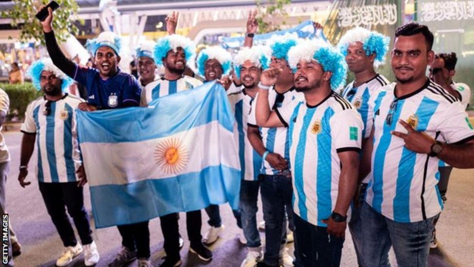 كأس العالم 2022: الدورة الأكثر إثارة للجدل والانتقادات في تاريخ البطولة 1 قميص الأرجنتين
