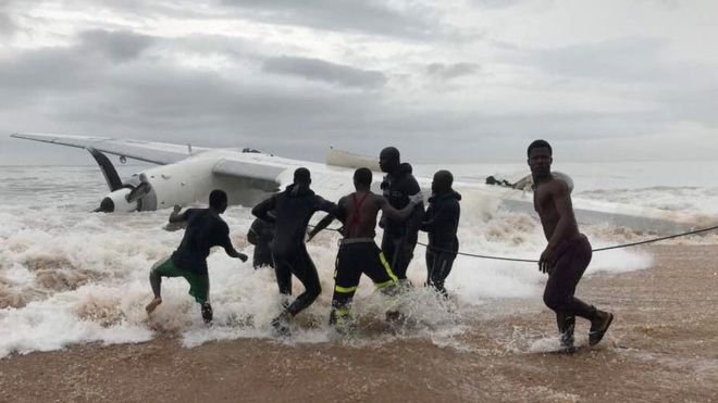 Rescatistas intentan acercar los restos del avión que se accidentó este sábado frente a la costa de la principal ciudad de Costa de Marfil, Abiyán. Abiyán