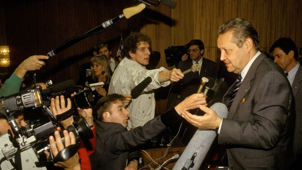 Günter Schabowski durante la rueda de prensa del 9 de noviembre de 1989 que derivó en la caída del Muro de Berlín.