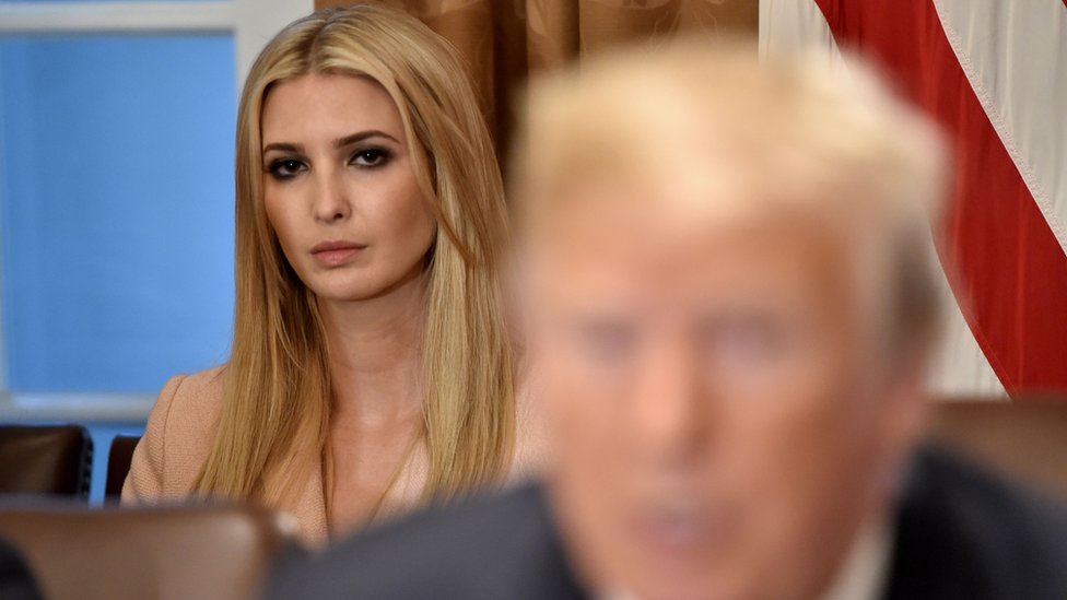 Ivanka Trump no recibe salario por su trabajo como asesora principal del presidente Donald Trump. Ivanka Trump sentada detrás de su papá, el presidente Donald Trump.