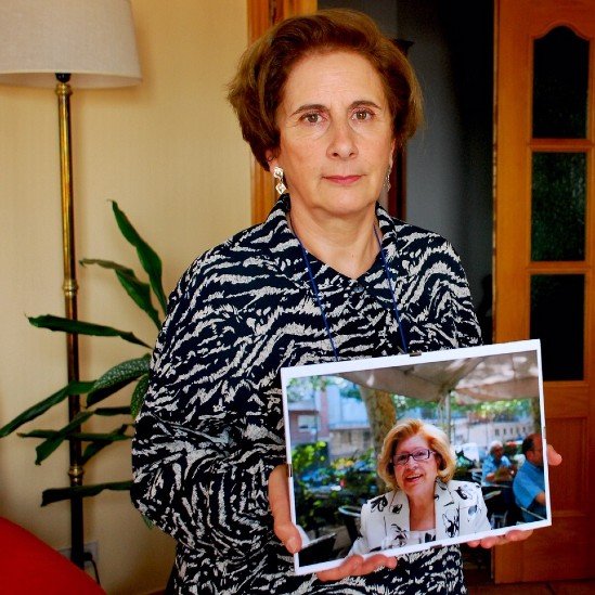 Rossana Castillo, con una foto de su madre, Carmela, que vivía en Monte Hermoso.