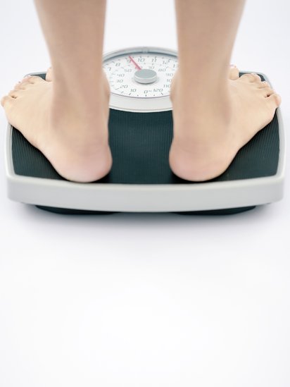 Según Rachael Farrokh, el problema de la anorexia (la enfermedad mental con el mayor índice de suicidio) va más allá del deseo de verse delgado. Una persona pesándose en una báscula