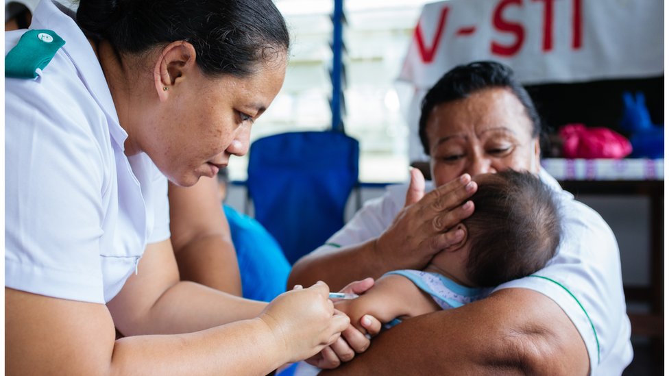 Bebé recibiendo una vacuna
