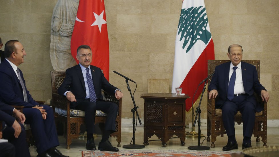 الرئيس اللبناني ميشال عون (يمين) وفؤاد أوقطاي (وسط) ومولود جاوبش أوغلو (يسار)