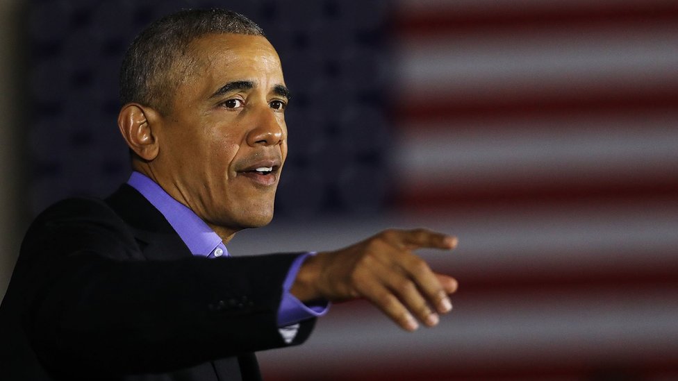 Бывший президент США Барак Обама выступает на митинге кампании в Ньюарке, штат Нью-Джерси, 19 октября