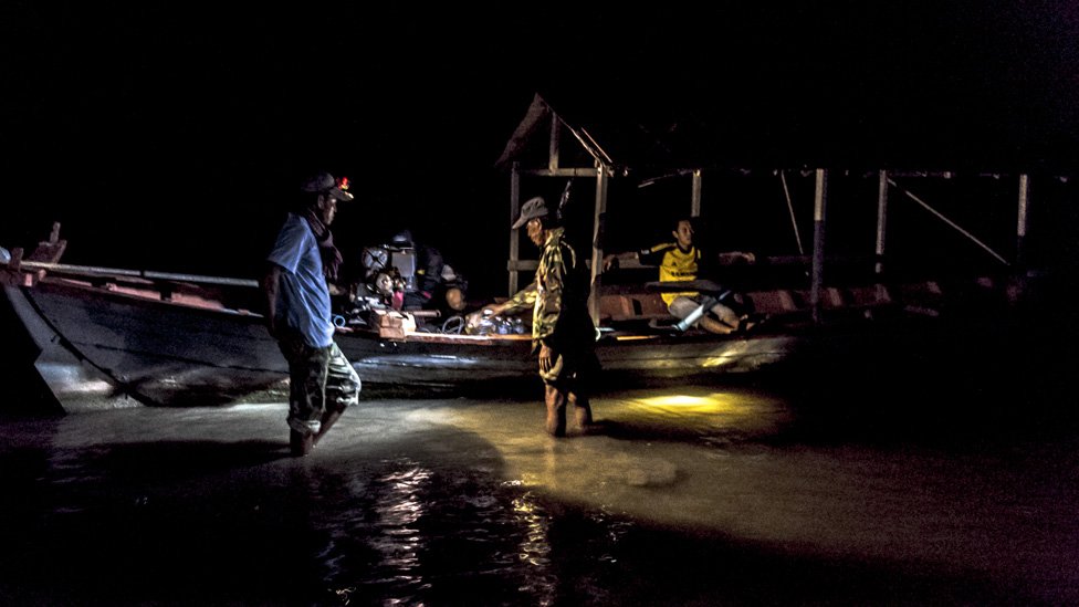 Члены сообщества Trapang Sangke готовят свою лодку