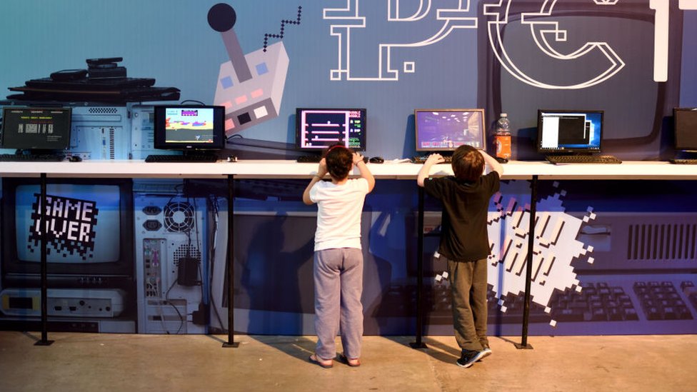 Niños jugando en un ordenador