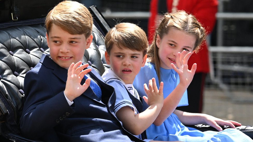 El príncipe George, el príncipe Louis y la princesa Charlotte en el carruaje de la procesión durante el Jubileo de Platino de la reina Isabel II en Londres.