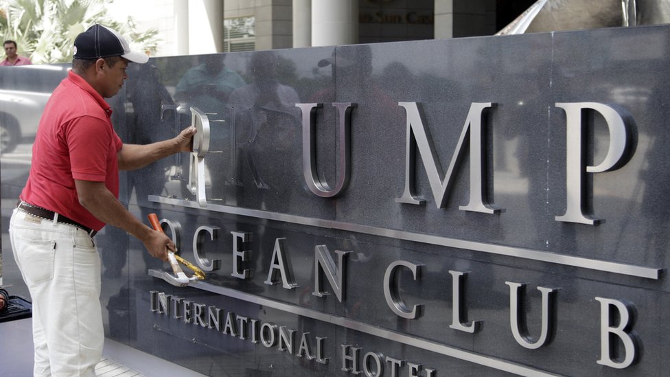 Рабочий убирает буквы со знаком Трампа за пределами отеля в Панама-Сити 5 марта 2018 г.