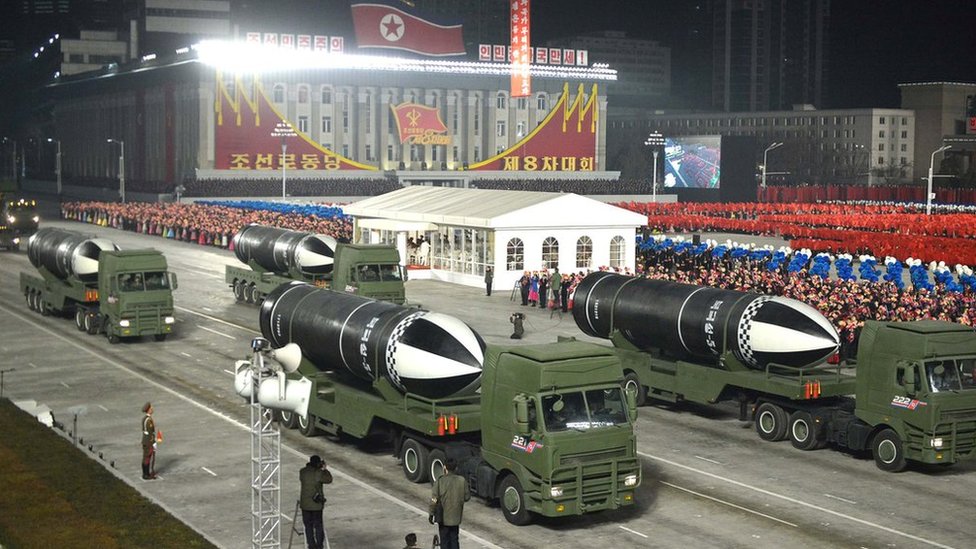 Corea del Norte exhibe un misil que describe como &quot;el arma más poderosa del  mundo&quot; - BBC News Mundo