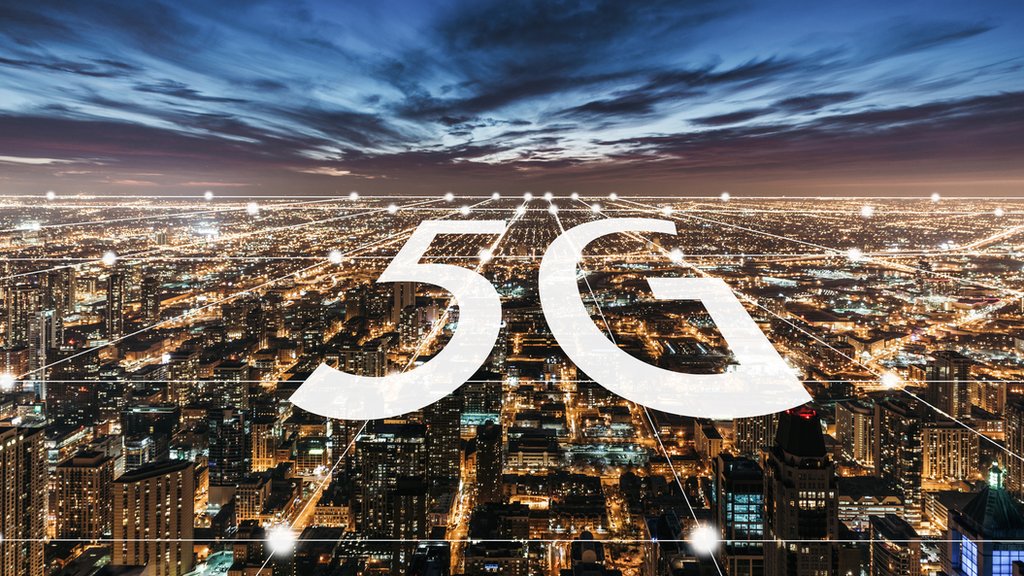 Стандартное изображение логотипа 5G над большим городом