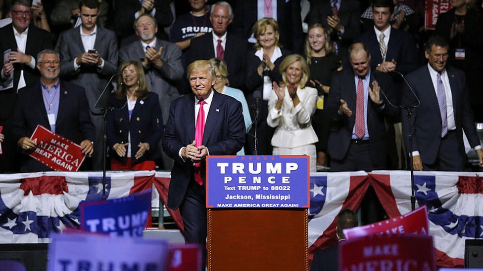 El candidato presidencial republicano Donald Trump habla ante una multitud en el Mississippi Coliseum el 24 de agosto de 2016 en Jackson, Mississippi.