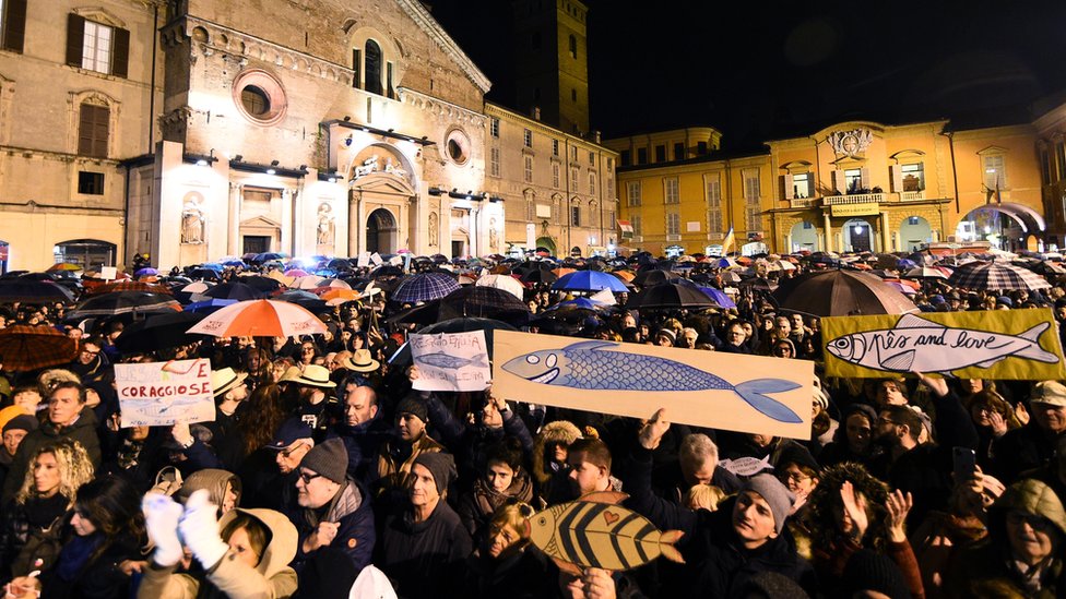 Протестующие присутствуют на демонстрации массового движения «Сардины» против лидера крайне правой Лиги Маттео Сальвини в Реджо-Эмилии, Италия, 23 ноября 2019 г.