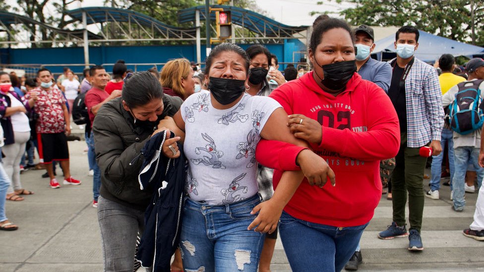 Familiares de víctimas llorando este sábado en las inmediaciones de la cárcel en Guayaquil.