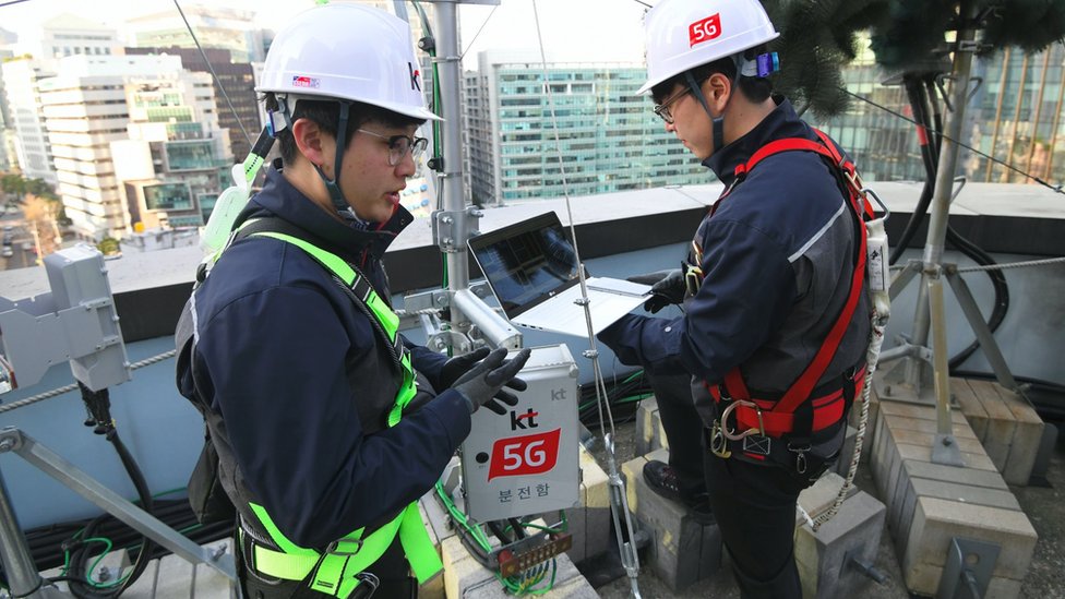 Инженеры проверяют мачту 5G в Сеуле, Южная Корея, где технология доступна уже 18 месяцев