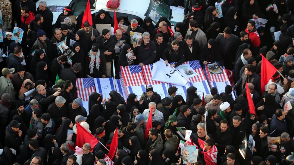 Иранцы несут имитирующие гробы с флагами США и Израиля в Тегеране 6 января 2020 года