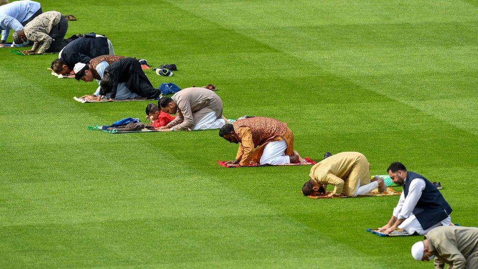 Мусульмане совершают молитвы в честь праздника Ид аль-Адха на поле в Дублине Крок-Парк