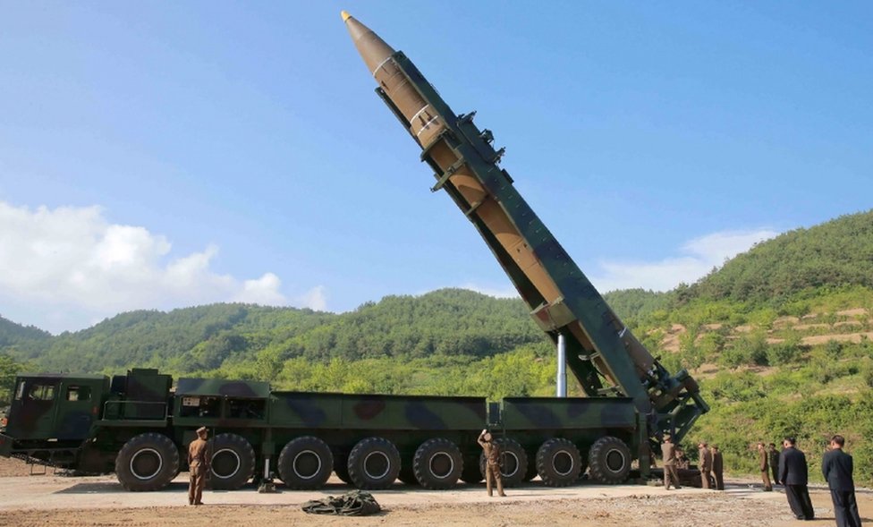 Ким Чен Ын из Северной Кореи (второй справа) инспектирует испытательный огонь межконтинентальной баллистической ракеты в июле 2017 года