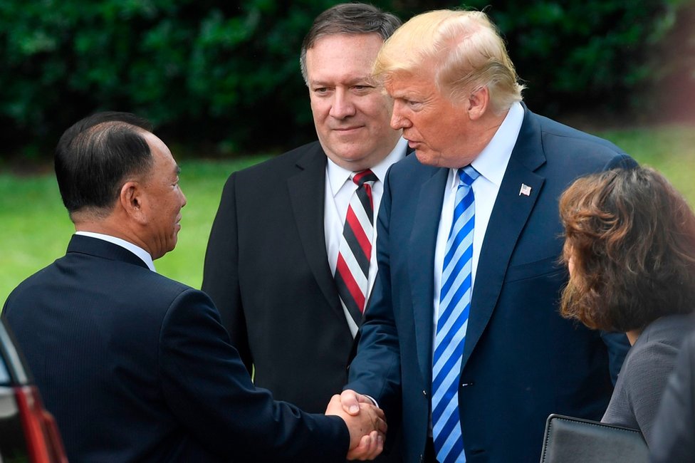 Trump saluda al general norcoreano Kim Yong Chol en la Casa Blanca, el primer alto funcionario norcoreano en visitar EE.UU. en casi dos décadas. US President Donald Trump (C-R), flanked by US Secretary of State Mike Pompeo shakes hands with North Korean Kim Yong Chol