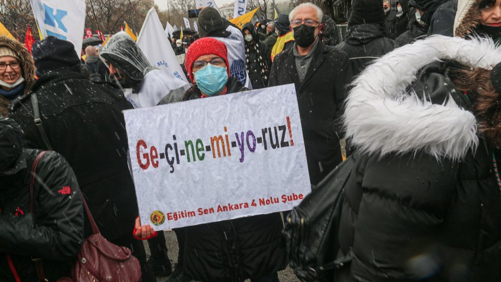 Ankara'da protesto gösterisinde geçinemiyoruz pankartı açıldı