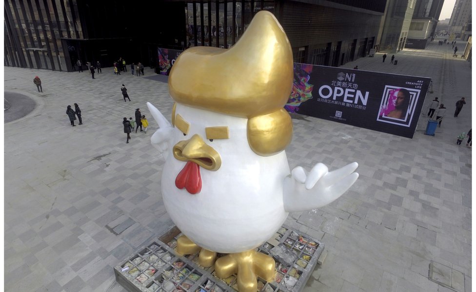 Гигантская скульптура петуха, напоминающая Дональда Трампа, возле торгового центра в Тайюане, провинция Шаньси. 24 декабря 2016 г.