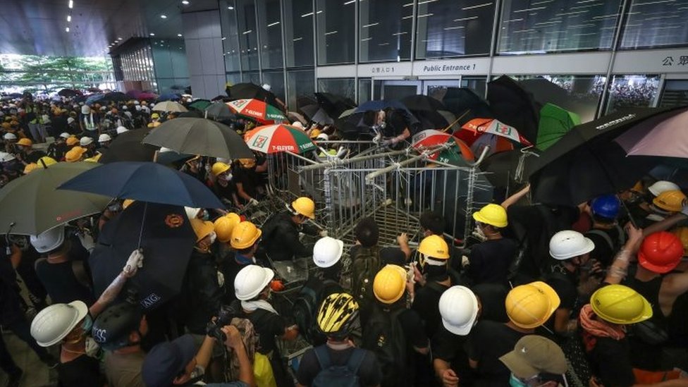 Протестующие пытаются ворваться в здание Законодательного совета во время ежегодного марша продемократии 1 июля в Гонконге