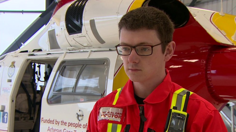 Cornwall Air Ambulance recruits flying doctors - BBC News