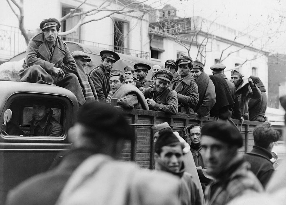 El contexto del II Congreso Internacional de Intelectuales para la Defensa de la Cultura era un país profundamente dividido. Combatientes leales a Franco en un camión en 1937.