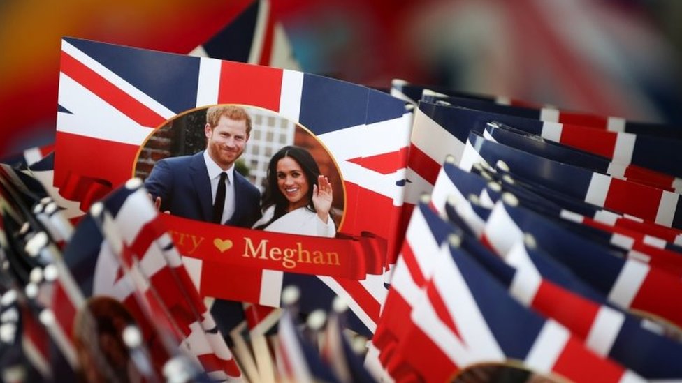 флаги с изображением Меган и Гарри
